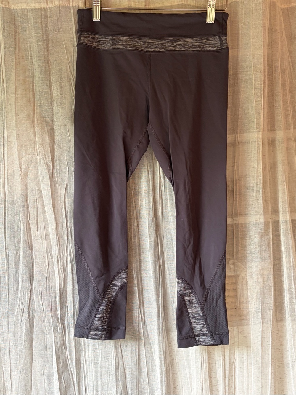 Lululemon Plum Cropped Leggings Mesh Panel Zip Pocket Size 4